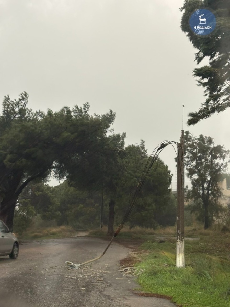 Η κακοκαιρία Byron χτυπάει και τη Ρόδο με πτώσεις δέντρων και δυνατούς ανέμους