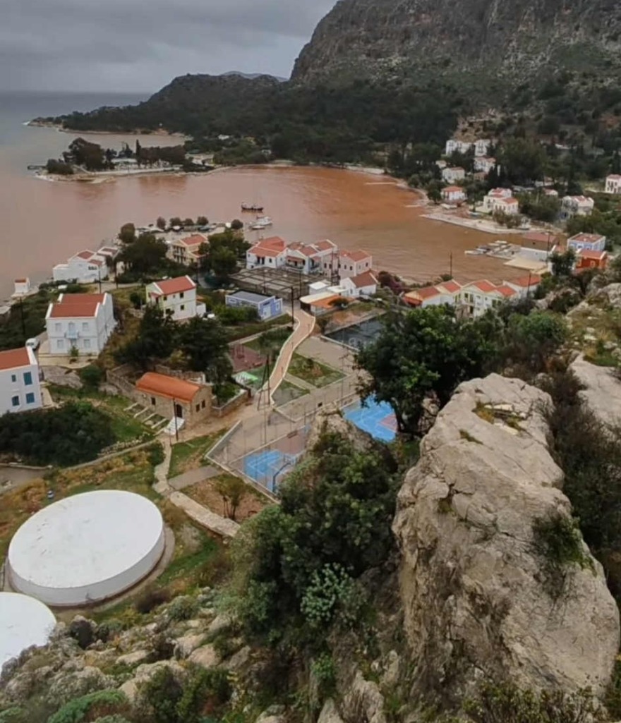 «Καταρράκτες» τα νερά από την κακοκαιρία στο Καστελλόριζο: Έγινε κόκκινη από τις λάσπες η θάλασσα