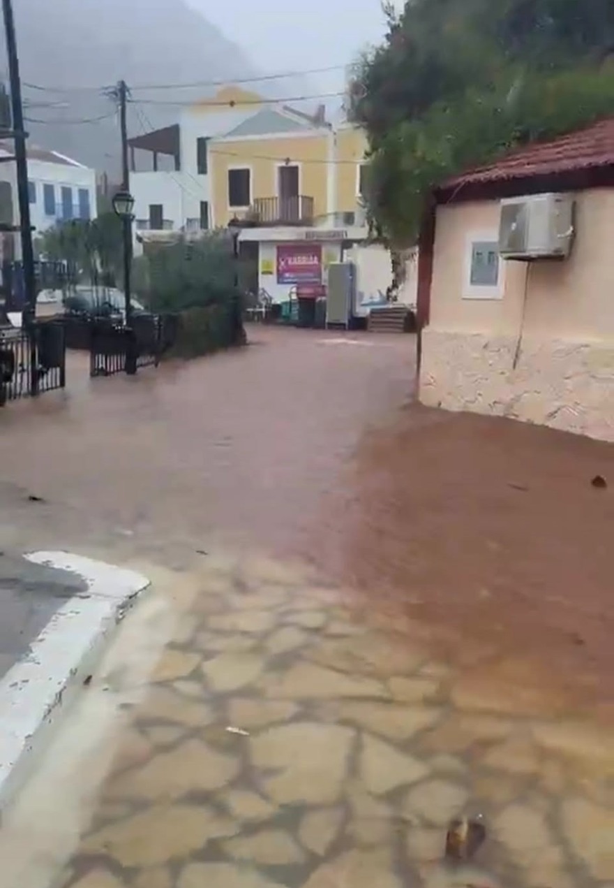 «Καταρράκτες» τα νερά από την κακοκαιρία στο Καστελλόριζο: Έγινε κόκκινη από τις λάσπες η θάλασσα