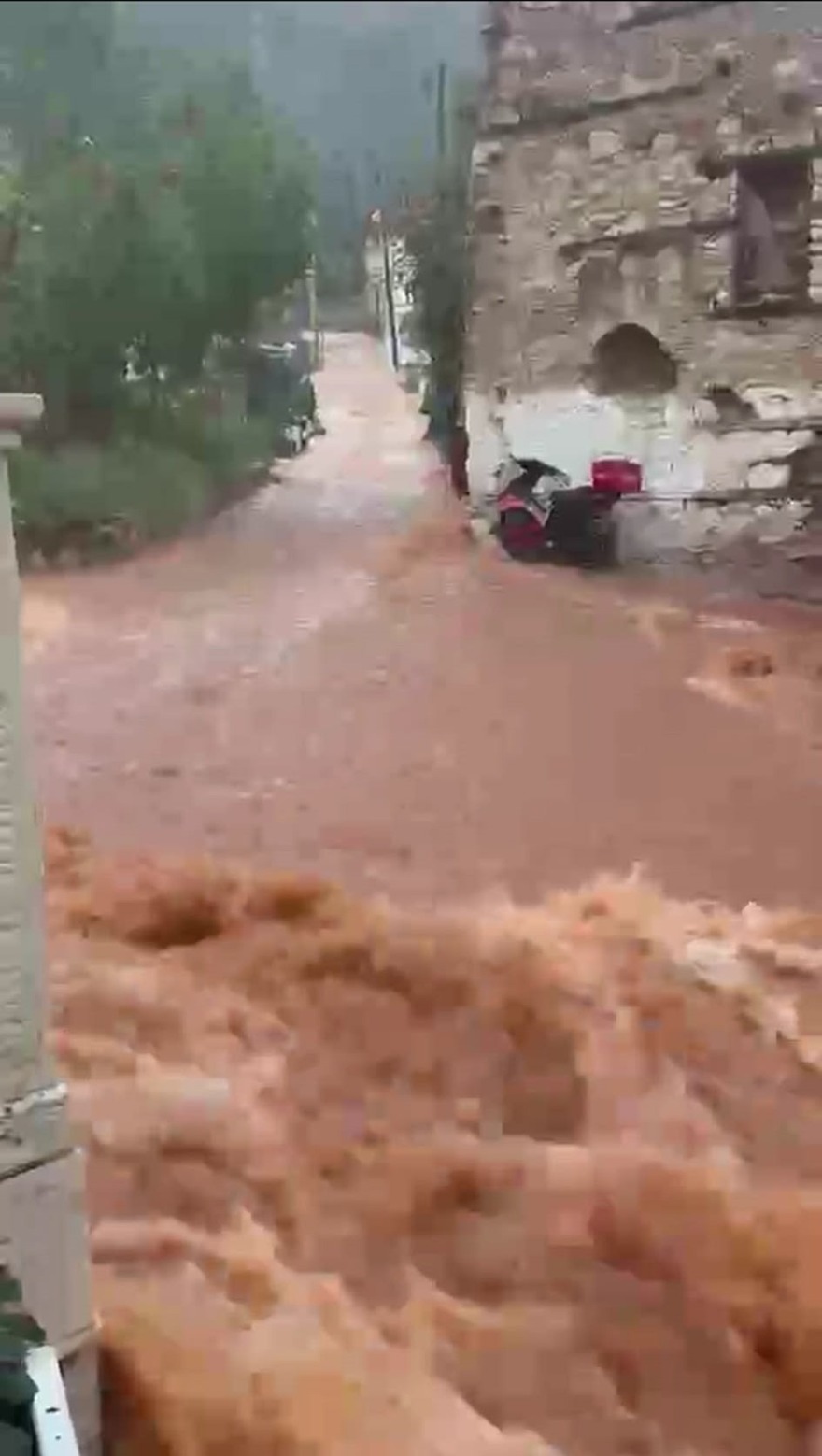 «Καταρράκτες» τα νερά από την κακοκαιρία στο Καστελλόριζο: Έγινε κόκκινη από τις λάσπες η θάλασσα