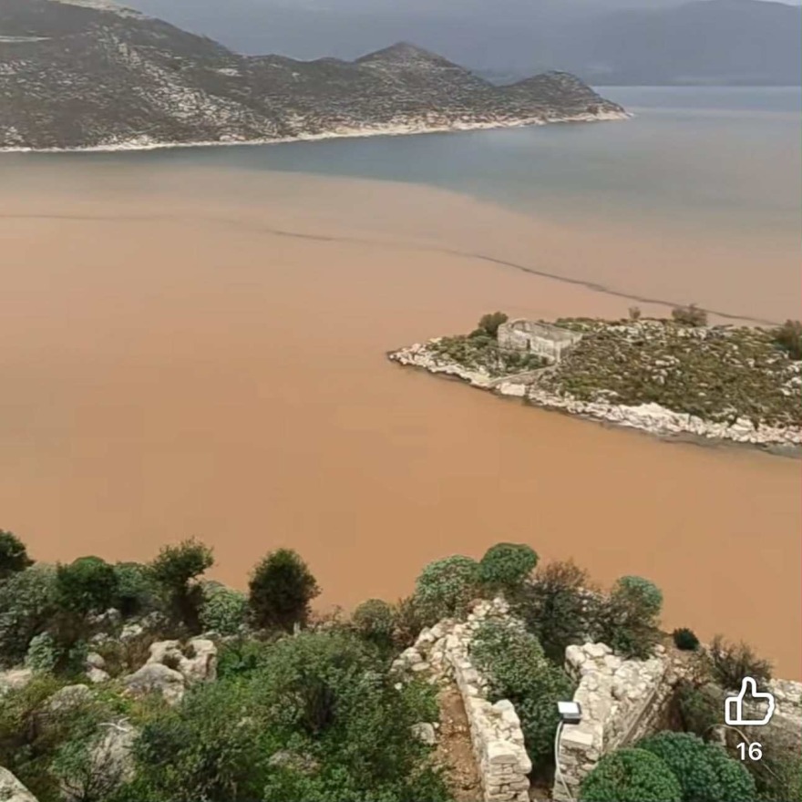 «Καταρράκτες» τα νερά από την κακοκαιρία στο Καστελλόριζο: Έγινε κόκκινη από τις λάσπες η θάλασσα