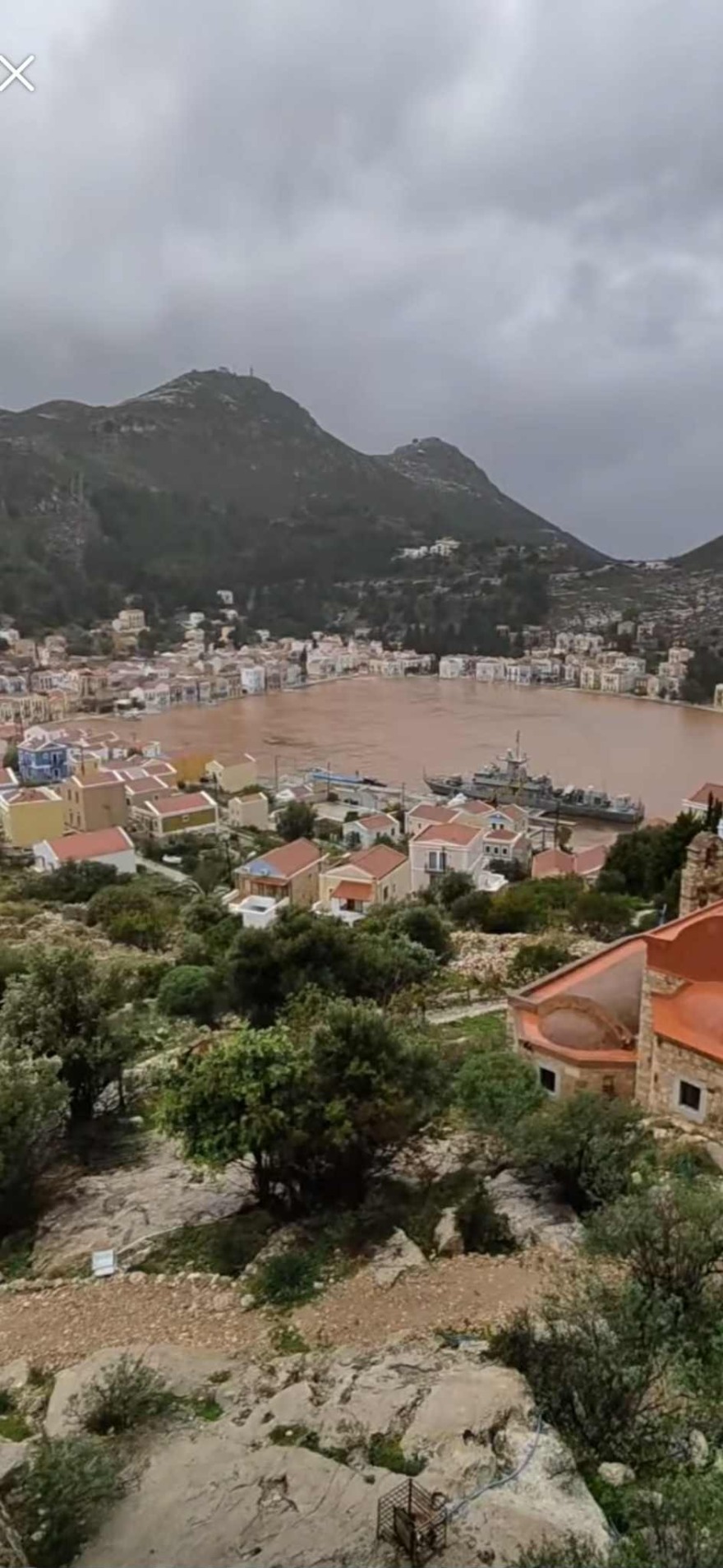 «Καταρράκτες» τα νερά από την κακοκαιρία στο Καστελλόριζο: Έγινε κόκκινη από τις λάσπες η θάλασσα