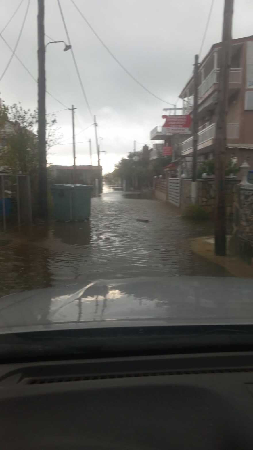 Υπερχείλισε ο ποταμός Ενιπέας, 112 για εκκένωση σε οικισμό προς τα Φάρσαλα και για ετοιμότητα σε ακόμα 4 περιοχές