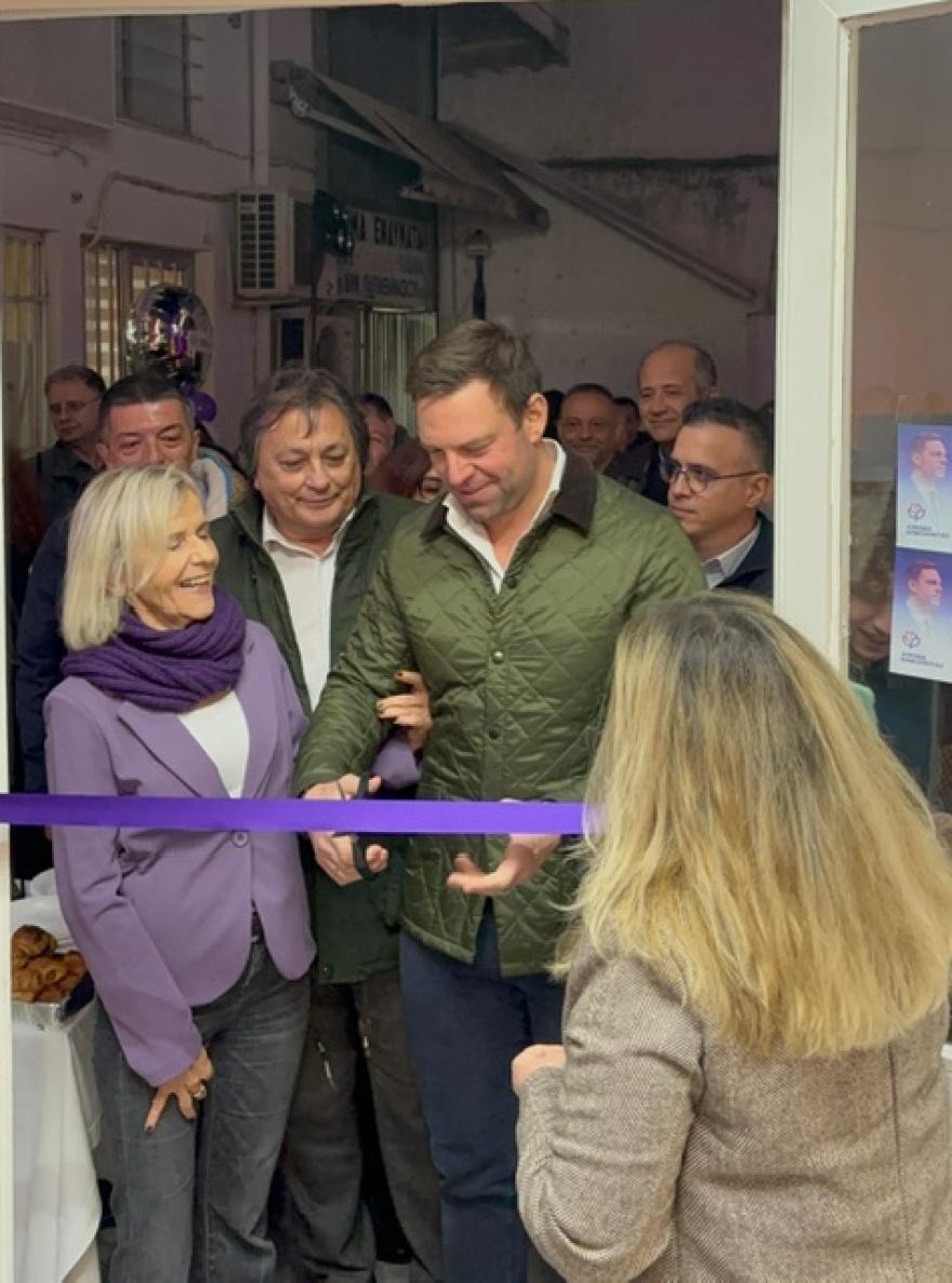 Εγκαίνια με αιχμές από τον Κασσελάκη στη Λιβαδειά: «Όταν άλλοι κλείνουν γραφεία, εμείς ανοίγουμε»