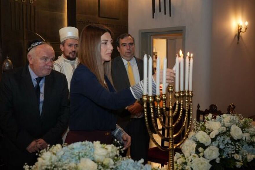 Η Σοφία Ζαχαράκη στον εορτασμό της Χανουκά: Η γιορτή ας συμβολίζει τη νίκη της ελπίδας και της ζωής απέναντι στην τρομοκρατία και το μίσος