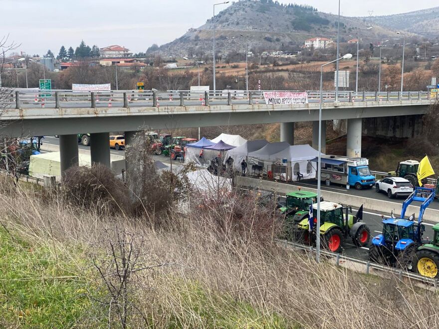 Οι αγρότες έκλεισαν τις σήραγγες στα Τέμπη για τα φορτηγά, δείτε χάρτη με όλα τα μπλόκα στη χώρα 