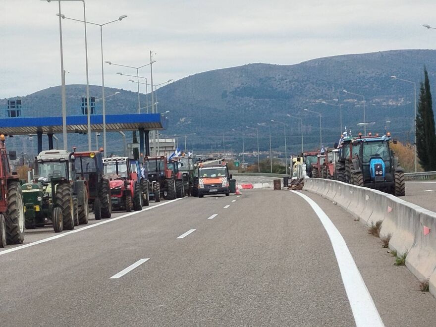 Οι αγρότες έκλεισαν τις σήραγγες στα Τέμπη για τα φορτηγά, δείτε χάρτη με όλα τα μπλόκα στη χώρα 