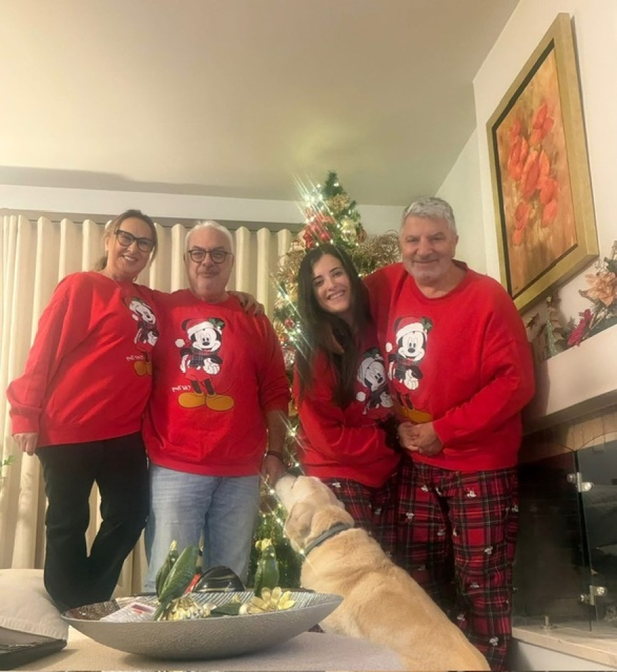 Οι πολιτικοί… αλλιώς τις ημέρες των γιορτών: Από το σκι μέχρι το θεατρικό σανίδι και τις αγκαλιές στην παραλία
