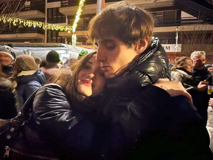 «Δεν ξέρουμε τίποτε για την Αλίκη, ήθελα να μπω να την ψάξω αλλά δεν με άφησαν»: Ο αδερφός της 15χρονης Ελληνίδας που αγνοείται στο protothema