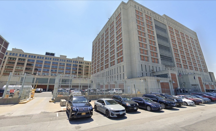 Δολοφονίες, μαχαίρια και τρωκτικά: Στη διαβόητη φυλακή του Μπρούκλιν που έχουν περάσει ο «Diddy» Κομπς και η Μάξγουελ, ο Μαδούρο