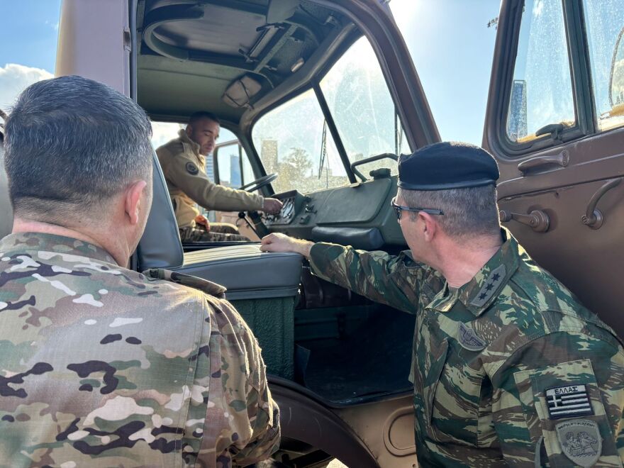 Η Ελλάδα παρέδωσε στρατιωτικό υλικό στον Λίβανο: Μεταφορά τεθωρακισμένων και οχημάτων στη Βηρυτό