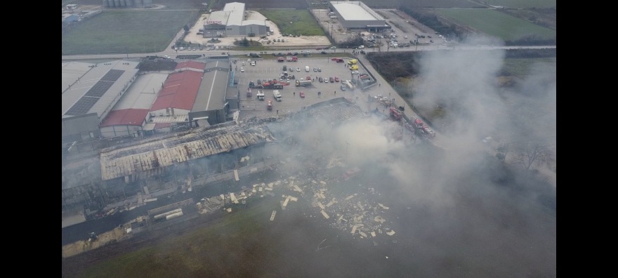 Εικόνες από drone δείχνουν την καταστροφή μετά την έκρηξη στο εργοστάσιο της Βιολάντα 