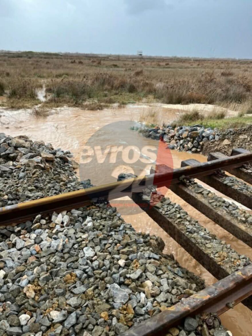 «Έσπασαν» σιδηροδρομική γραμμή στον Έβρο για να μην πλημμυρίσει ο Απαλός, δείτε φωτογραφίες