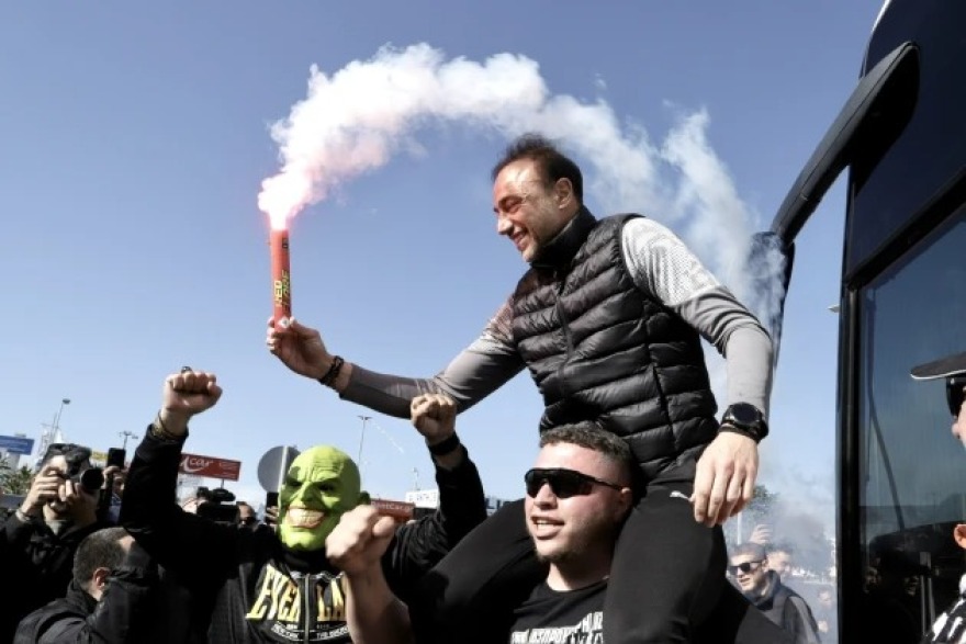 Υποδοχή ηρώων στην αποστολή του ΟΦΗ που επέστρεψε στο Ηράκλειο, οι οπαδοί σήκωσαν στα χέρια τον Χρήστο Κόντη, δείτε βίντεο 