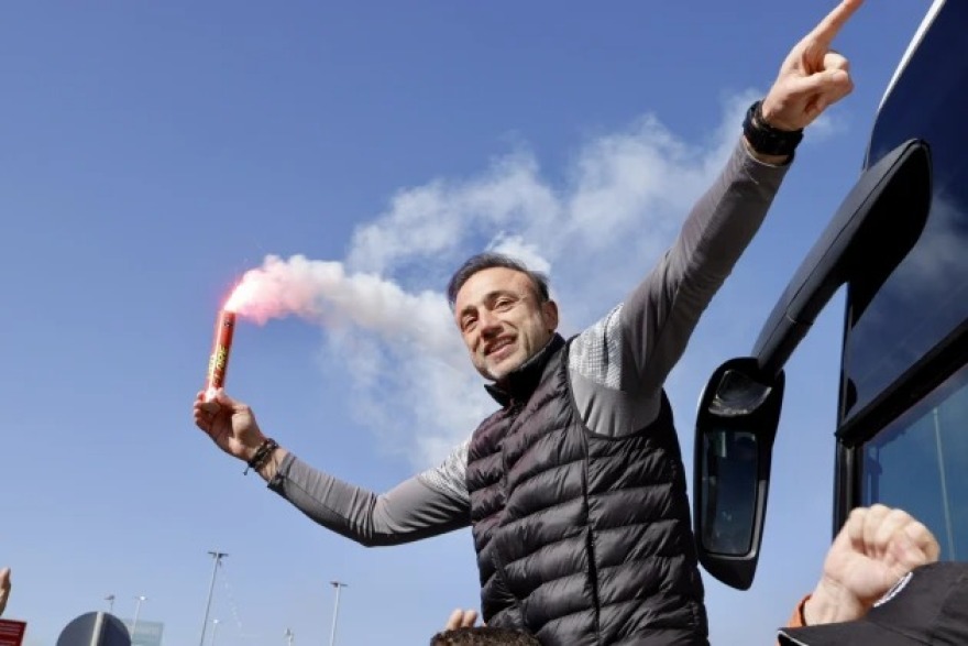 Υποδοχή ηρώων στην αποστολή του ΟΦΗ που επέστρεψε στο Ηράκλειο, οι οπαδοί σήκωσαν στα χέρια τον Χρήστο Κόντη, δείτε βίντεο 