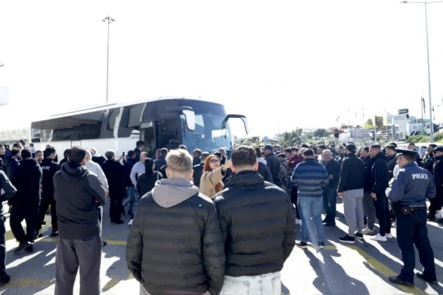 Υποδοχή ηρώων στην αποστολή του ΟΦΗ που επέστρεψε στο Ηράκλειο, οι οπαδοί σήκωσαν στα χέρια τον Χρήστο Κόντη, δείτε βίντεο 