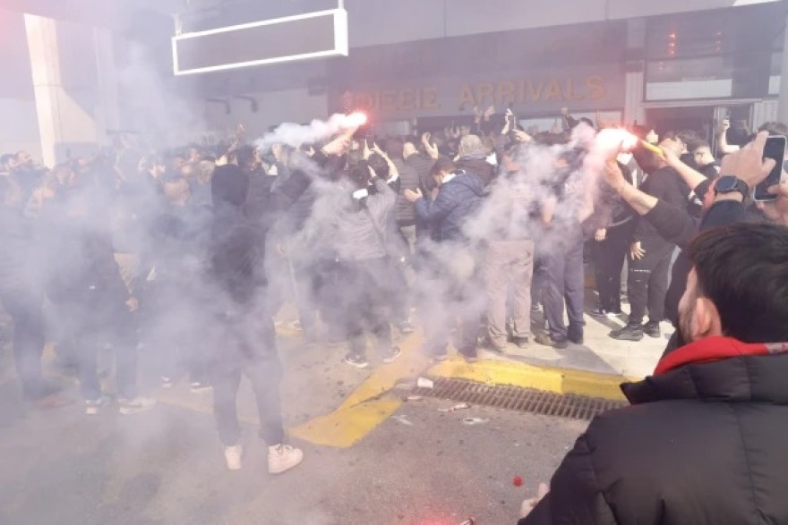 Υποδοχή ηρώων στην αποστολή του ΟΦΗ που επέστρεψε στο Ηράκλειο, οι οπαδοί σήκωσαν στα χέρια τον Χρήστο Κόντη, δείτε βίντεο 