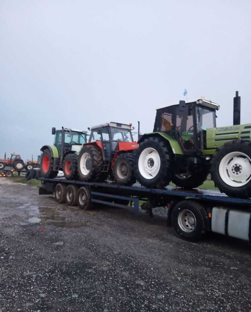 Οι αγρότες φόρτωσαν τα τρακτέρ στα φορτηγά και κατεβαίνουν στην Αθήνα, έφτασαν στον Πειραιά οι Κρητικοί
