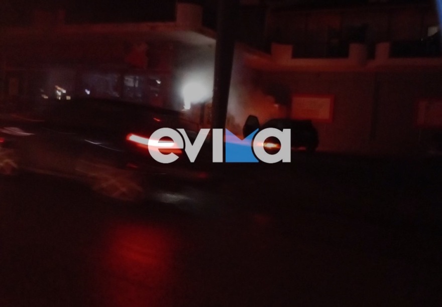 Χαλκίδα: Σταθμευμένο ΙΧ μέσα σε σούπερ μάρκετ τυλίχθηκε στις φλόγες