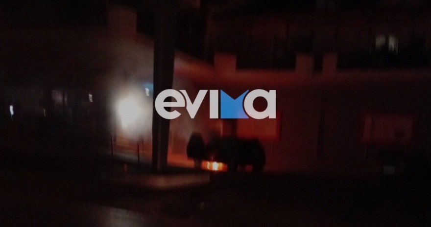 Χαλκίδα: Σταθμευμένο ΙΧ μέσα σε σούπερ μάρκετ τυλίχθηκε στις φλόγες