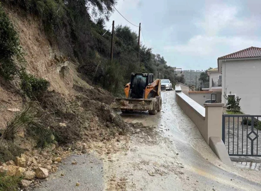 Σαρώνουν την χώρα οι ισχυροί άνεμοι και  η αφρικανική σκόνη: Μεγάλες ζημιές από κατολισθήσεις και πλημμύρες σε Ήπειρο και Πελοπόννησο, δείτε βίντεο