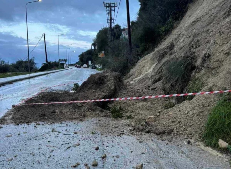 Σαρώνουν την χώρα οι ισχυροί άνεμοι και  η αφρικανική σκόνη: Μεγάλες ζημιές από κατολισθήσεις και πλημμύρες σε Ήπειρο και Πελοπόννησο, δείτε βίντεο