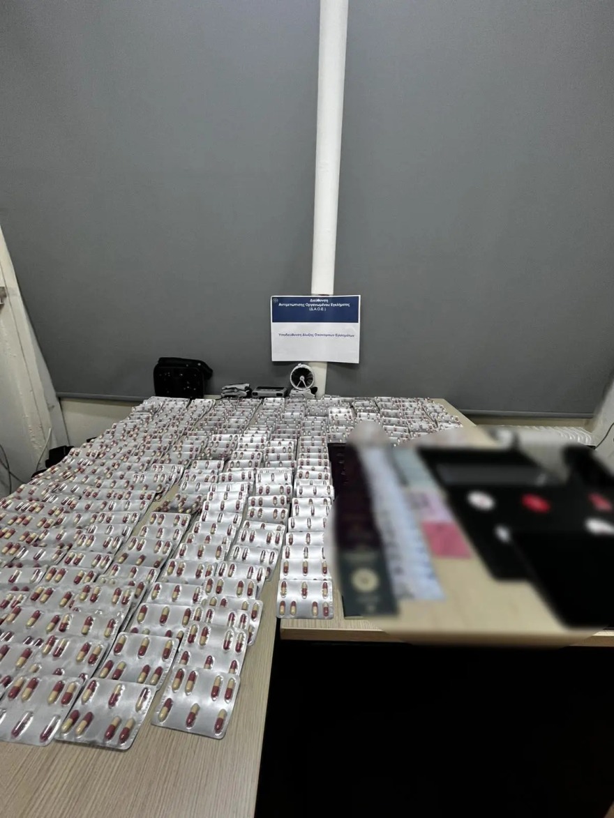 Εξαρθρώθηκε κύκλωμα με πάνω από 40 κλοπές και παράνομη διακίνηση φαρμάκων, που βρέθηκαν με σχεδόν 10.000 χάπια