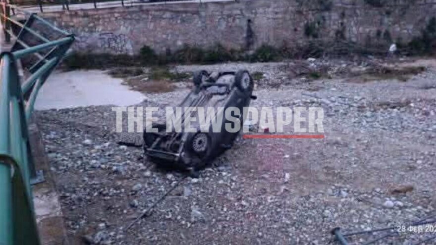 Αυτοκίνητο στον Βόλο έπεσε σε χείμαρρο και προσγειώθηκε με τον ουρανό