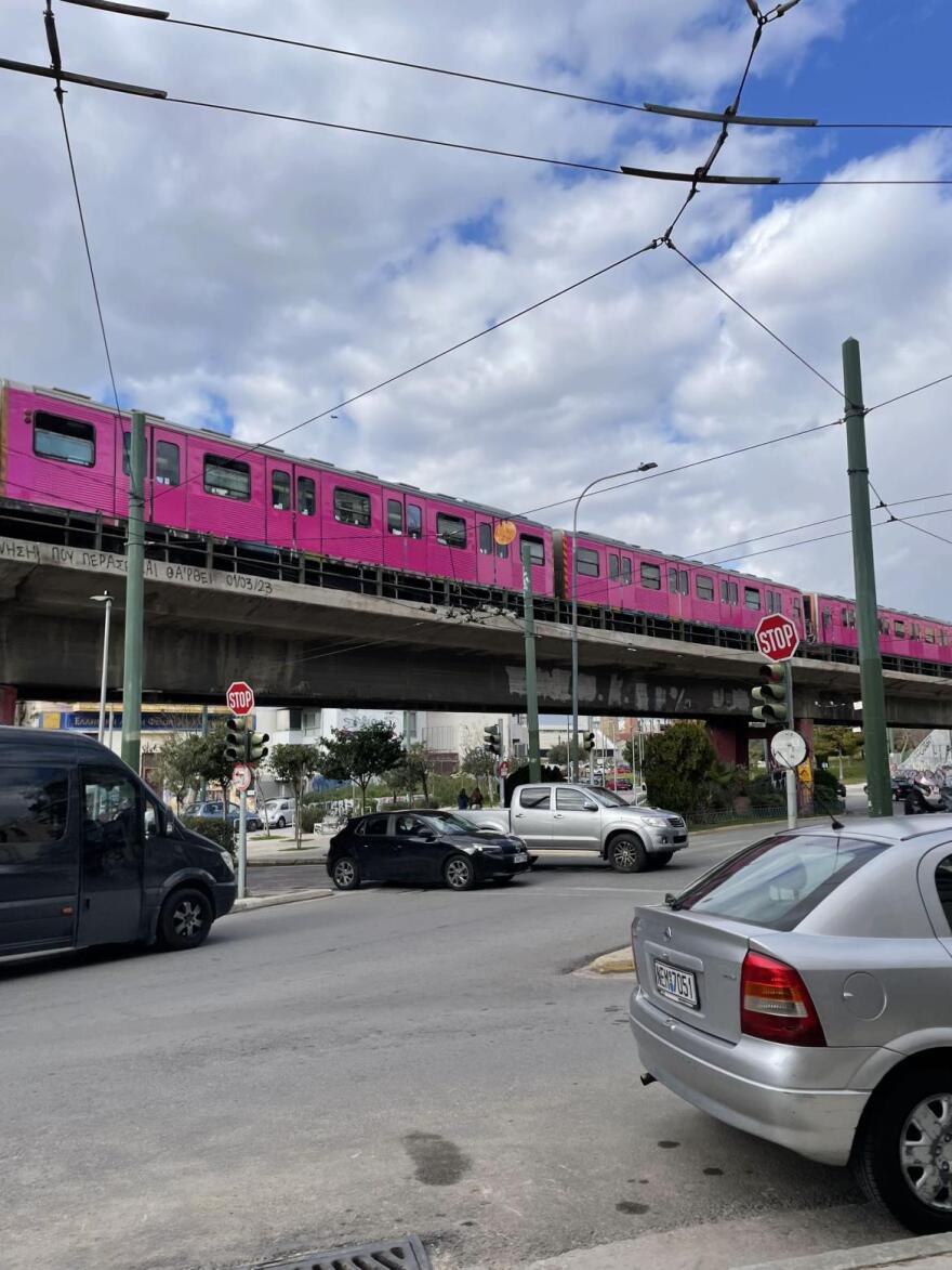 Το φούξια τρένο που έχει τρελάνει τους Αθηναίους, δείτε βίντεο μέσα από τον «πριγκιπικό» συρμό του ΗΣΑΠ
