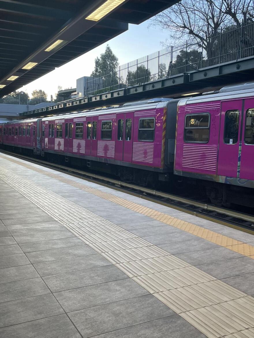 Το φούξια τρένο που έχει τρελάνει τους Αθηναίους, δείτε βίντεο μέσα από τον «πριγκιπικό» συρμό του ΗΣΑΠ