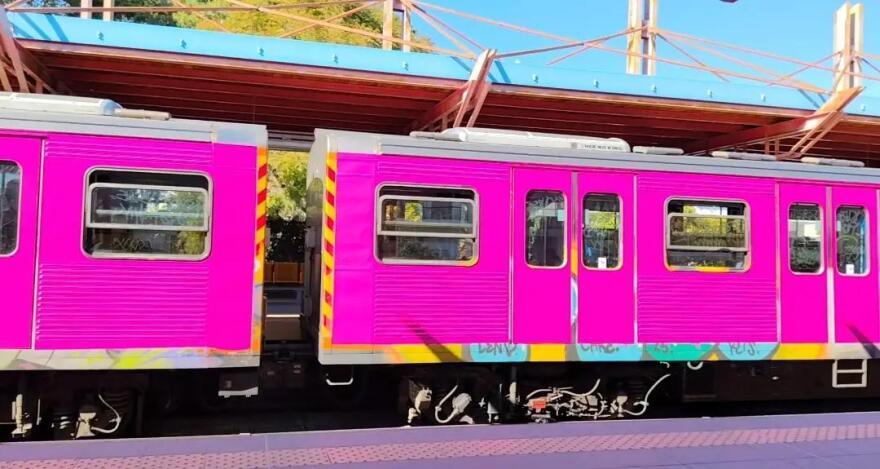 Το φούξια τρένο που έχει τρελάνει τους Αθηναίους, δείτε βίντεο μέσα από τον «πριγκιπικό» συρμό του ΗΣΑΠ