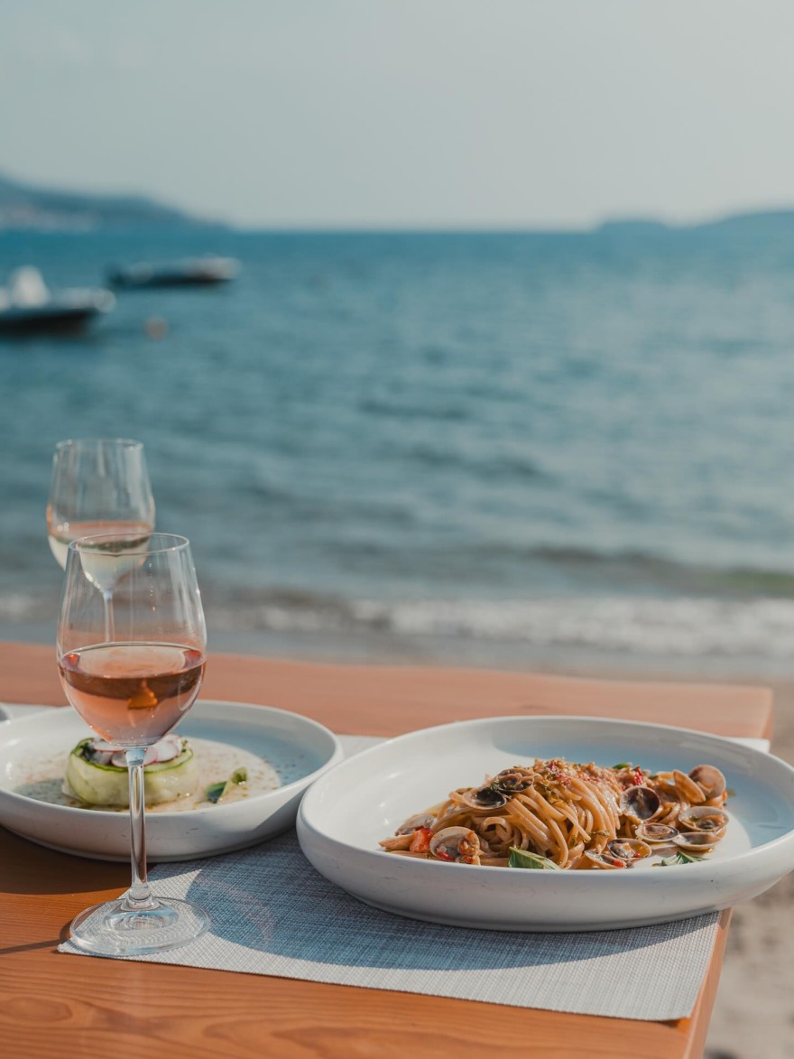 Χρυσοί Σκούφοι 2026: Αυτά είναι τα καλύτερα ελληνικά εστιατόρια για φέτος, «πρωταθλητής» o Μποτρίνι για 14η σερί χρονιά