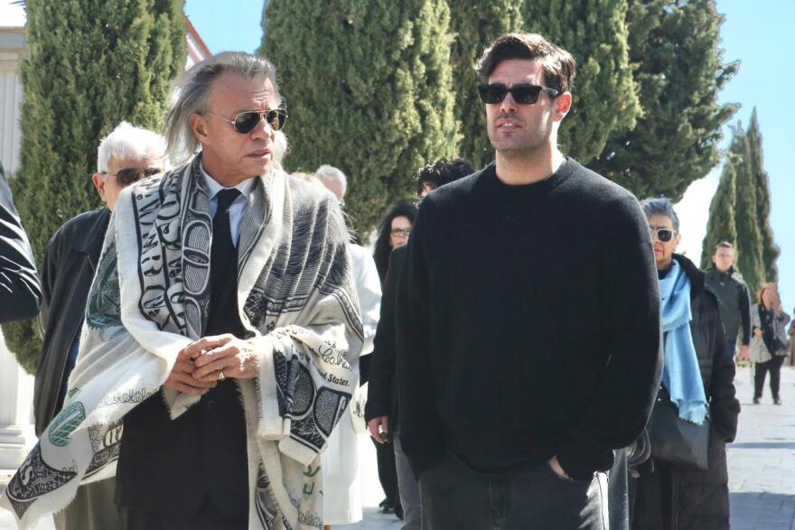 Συγγενείς και φίλοι αποχαιρέτησαν τον Γιώργο Μαρίνο στο κοιμητήριο Βούλας, δείτε φωτογραφίες και βίντεο