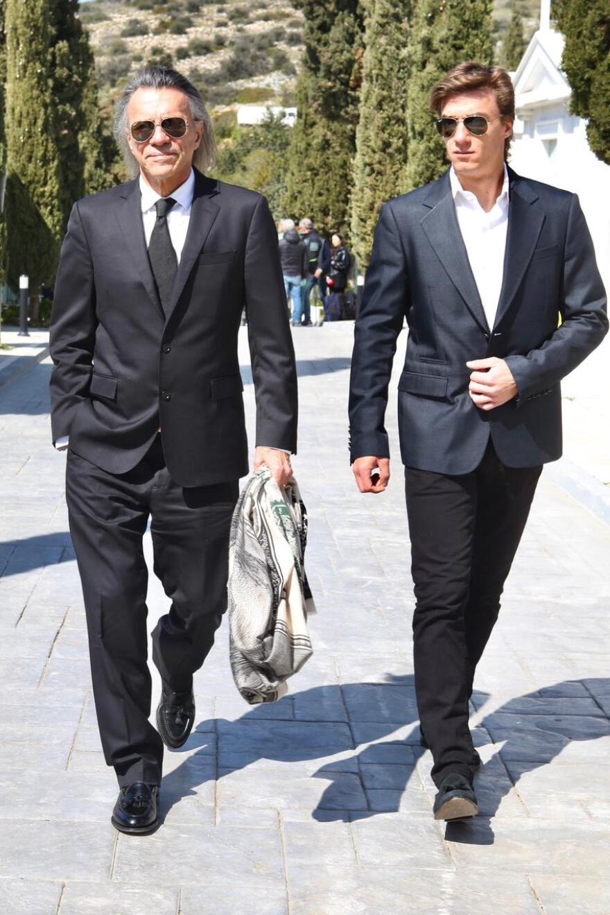 Συγγενείς και φίλοι αποχαιρέτησαν τον Γιώργο Μαρίνο στο κοιμητήριο Βούλας, δείτε φωτογραφίες και βίντεο