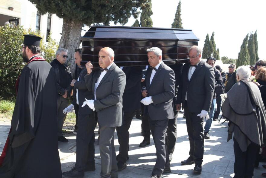 Συγγενείς και φίλοι αποχαιρέτησαν τον Γιώργο Μαρίνο στο κοιμητήριο Βούλας, δείτε φωτογραφίες και βίντεο
