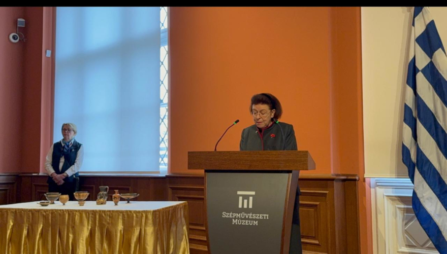 Επιστρέφουν στην Ελλάδα 9 αρχαία αγγεία από τη Βουδαπέστη, μια μακρά και απαιτητική διαδρομή ολοκληρώνεται λέει η Μενδώνη