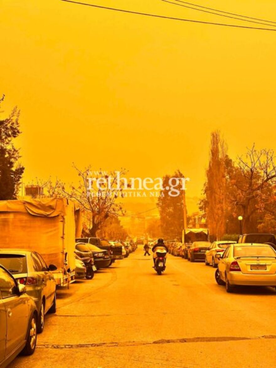 Απόκοσμες εικόνες στην Κρήτη: Κιτρίνισαν από τη σκόνη Ηράκλειο και Ρέθυμνο, ανεμοστρόβιλος αναποδογύρισε νταλίκα στην Ιεράπετρα