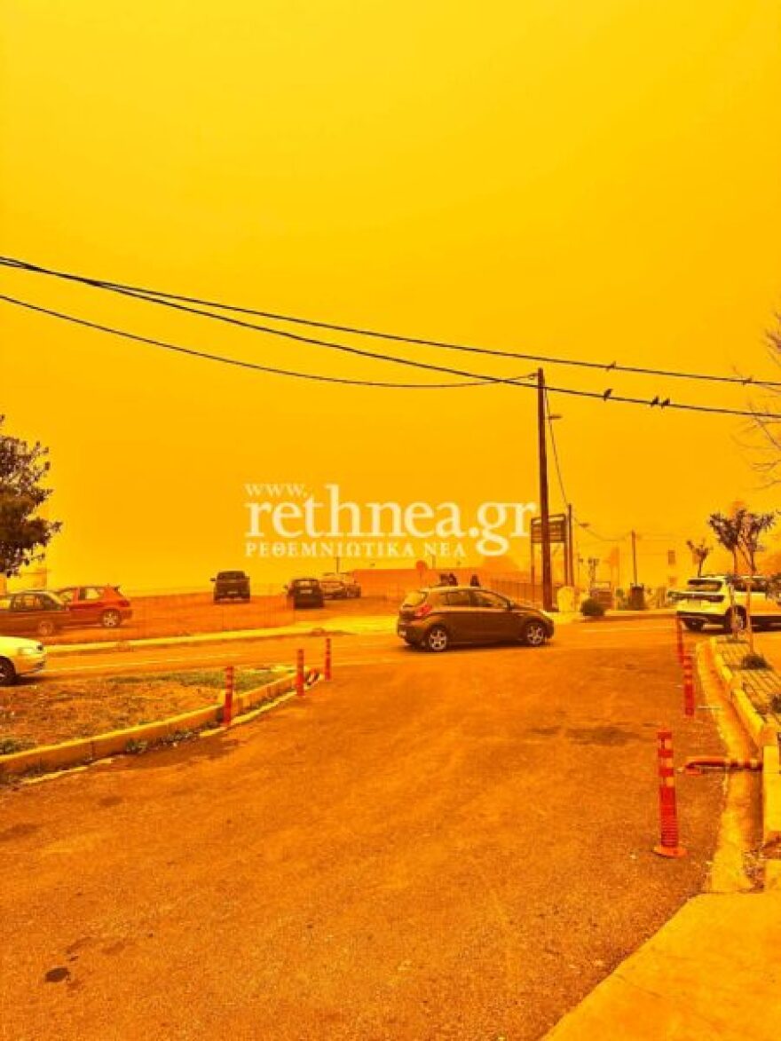 Απόκοσμες εικόνες στην Κρήτη: Κιτρίνισαν από τη σκόνη Ηράκλειο και Ρέθυμνο, ανεμοστρόβιλος αναποδογύρισε νταλίκα στην Ιεράπετρα