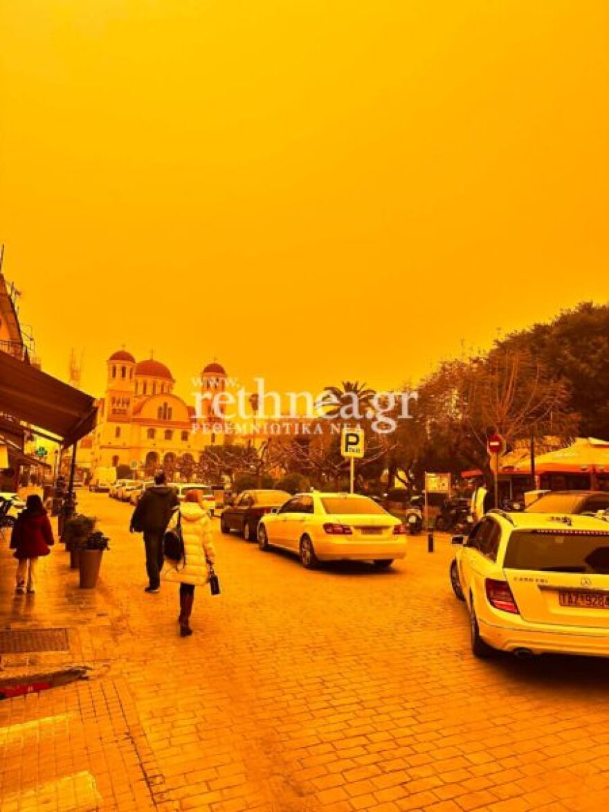 Απόκοσμες εικόνες στην Κρήτη: Κιτρίνισαν από τη σκόνη Ηράκλειο και Ρέθυμνο, ανεμοστρόβιλος αναποδογύρισε νταλίκα στην Ιεράπετρα