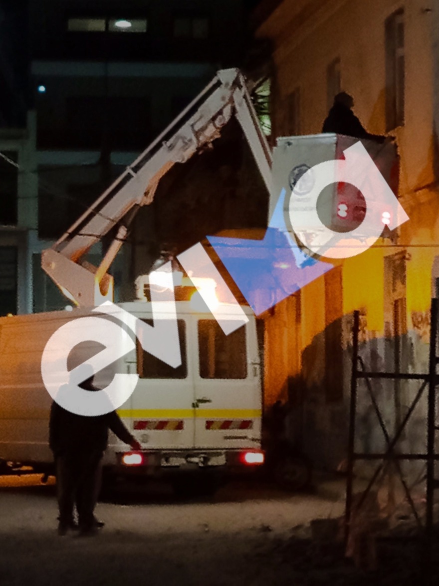 Κατέρρευσε παλιό σπίτι στο κέντρο της Χαλκίδας, δείτε βίντεο και φωτογραφίες