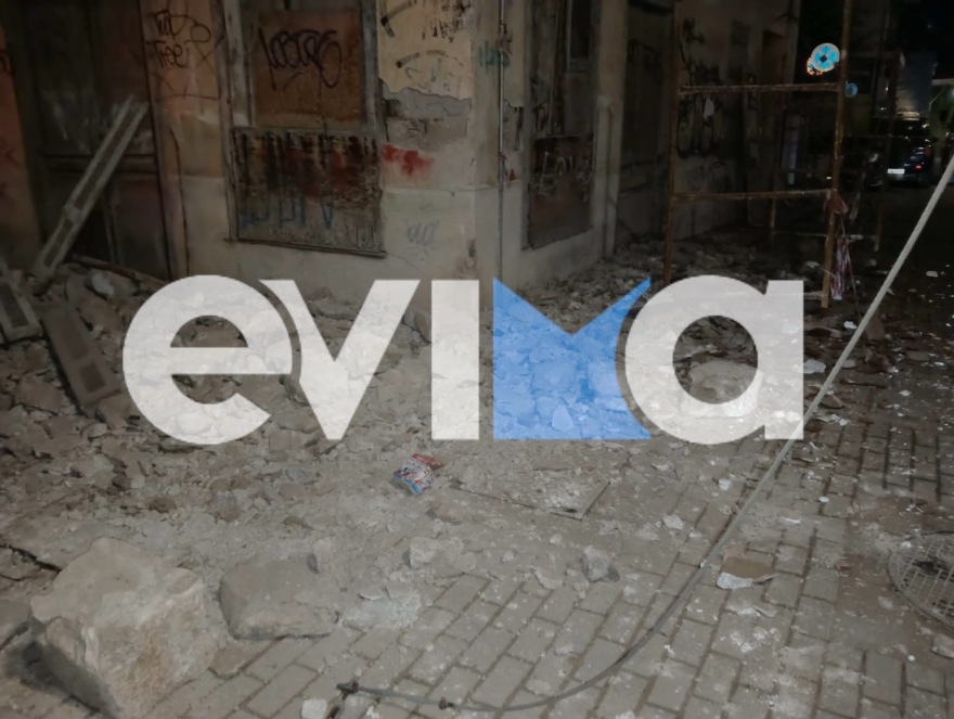 Κατέρρευσε παλιό σπίτι στο κέντρο της Χαλκίδας, δείτε βίντεο και φωτογραφίες