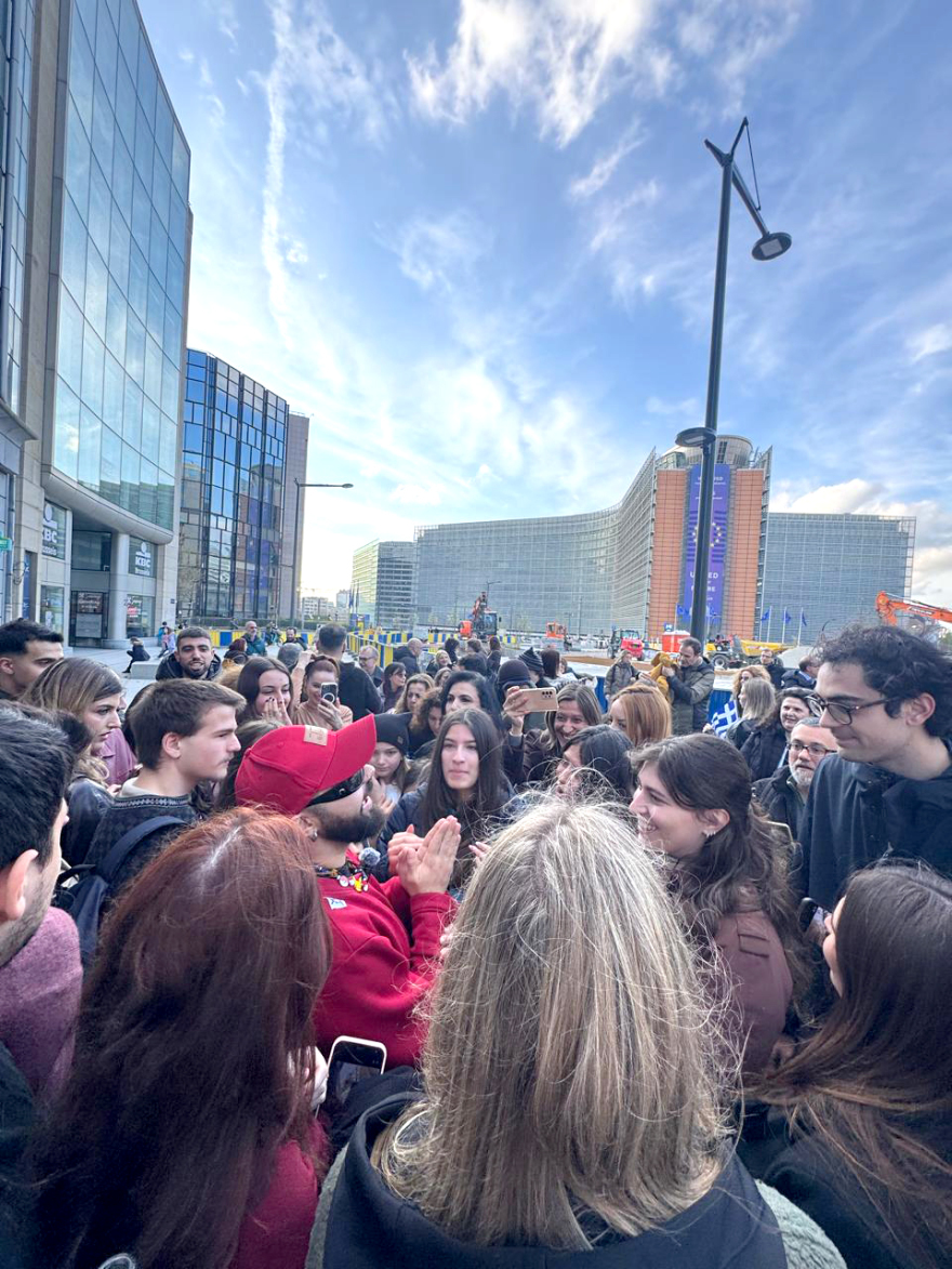 Eurovision 2026: Ο Aκύλας συνάντησε τον Ζέλικο Γιοκσίμοβιτς στο Ραδιομέγαρο της ΕΡΤ
