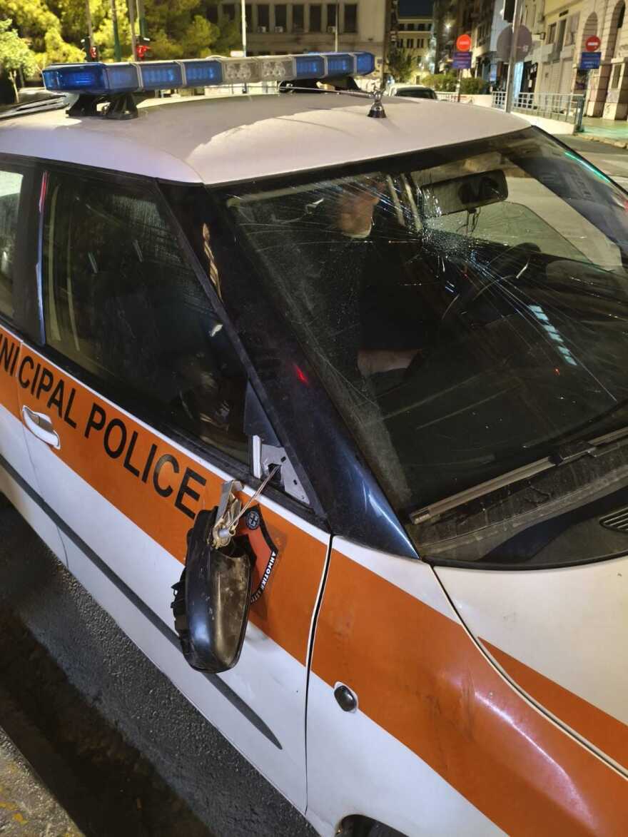 Επίθεση σε όχημα της Δημοτικής Αστυνομίας στα Εξάρχεια, δείτε φωτογραφίες