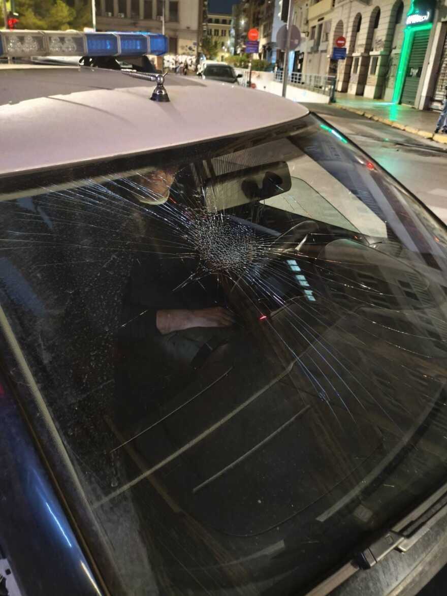 Επίθεση σε όχημα της Δημοτικής Αστυνομίας στα Εξάρχεια, δείτε φωτογραφίες