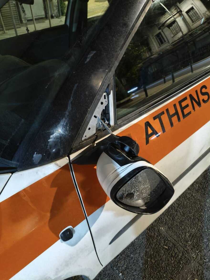 Επίθεση σε όχημα της Δημοτικής Αστυνομίας στα Εξάρχεια, δείτε φωτογραφίες