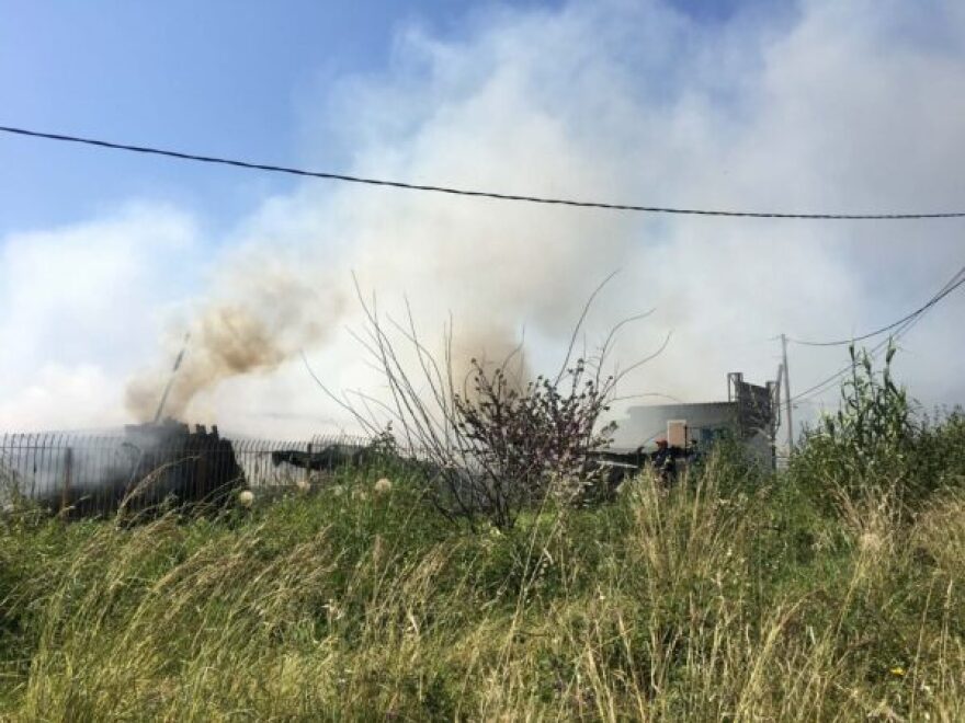 Υπό μερικό έλεγχο η φωτιά σε μάντρα οικοδομικών υλικών στη Νέα Είσοδο Καλαμάτας, δείτε βίντεο