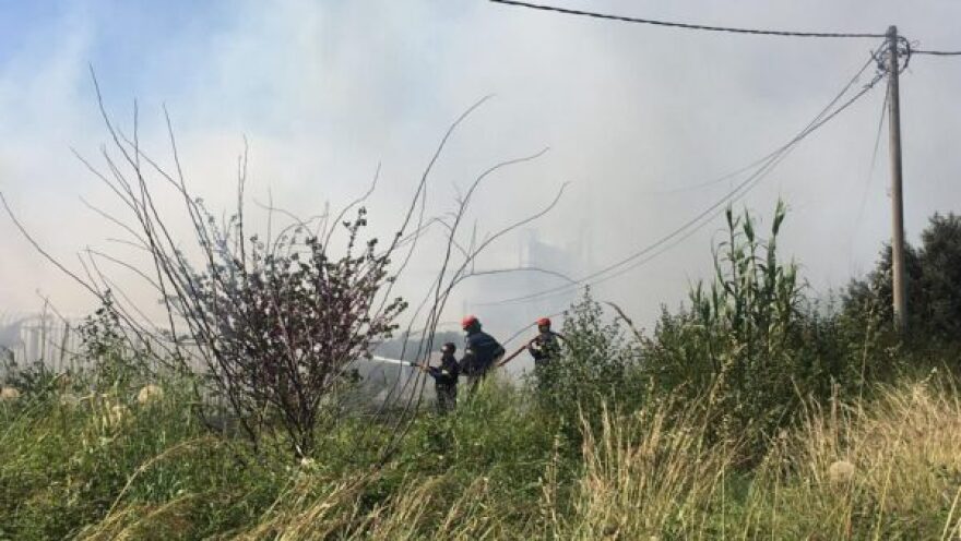 Υπό μερικό έλεγχο η φωτιά σε μάντρα οικοδομικών υλικών στη Νέα Είσοδο Καλαμάτας, δείτε βίντεο