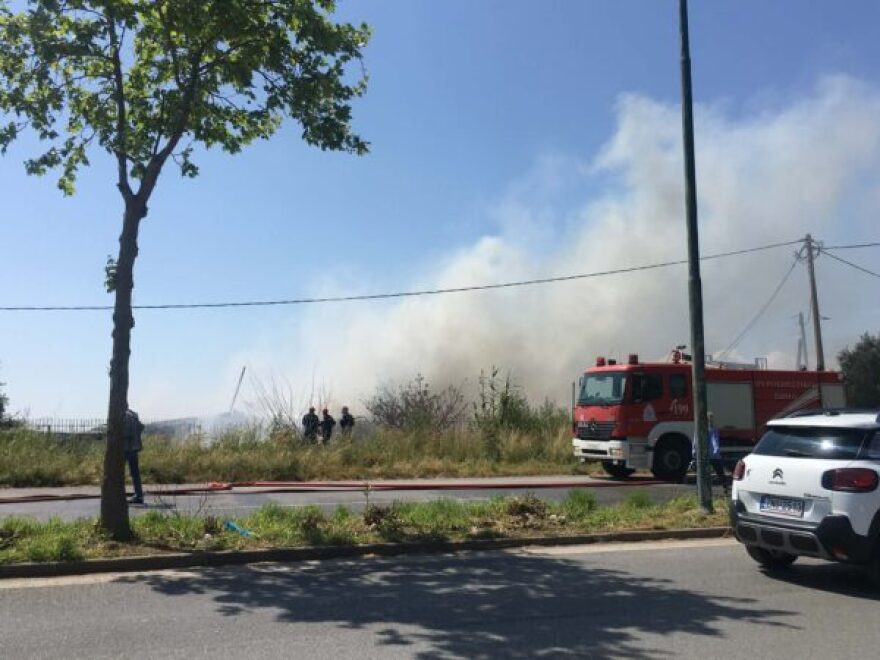 Υπό μερικό έλεγχο η φωτιά σε μάντρα οικοδομικών υλικών στη Νέα Είσοδο Καλαμάτας, δείτε βίντεο