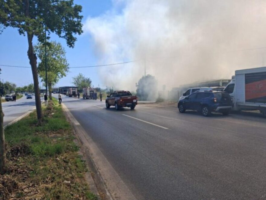 Υπό μερικό έλεγχο η φωτιά σε μάντρα οικοδομικών υλικών στη Νέα Είσοδο Καλαμάτας, δείτε βίντεο