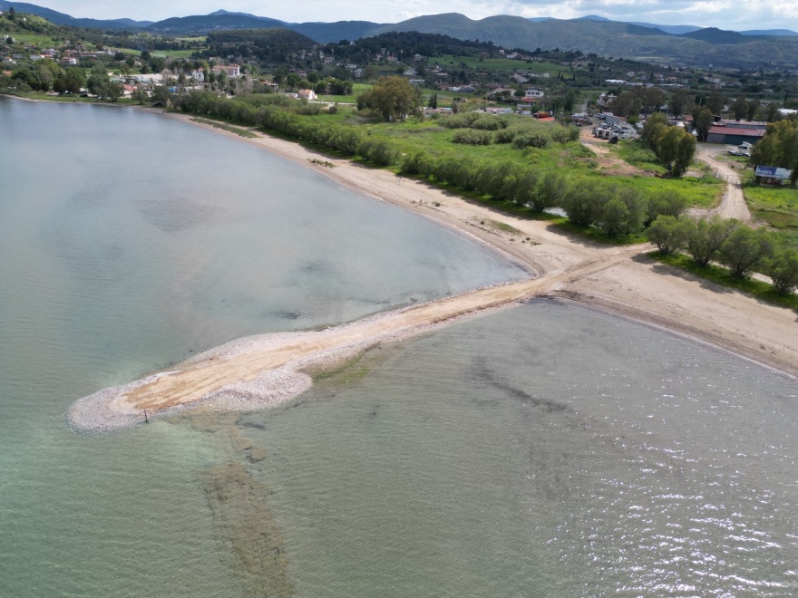 Περιβαλλοντικό έγκλημα στη Σκάλα Ωρωπού: Έριξαν μπάζα και άνοιξαν δρόμο 60 μέτρων μέσα στη θάλασσα